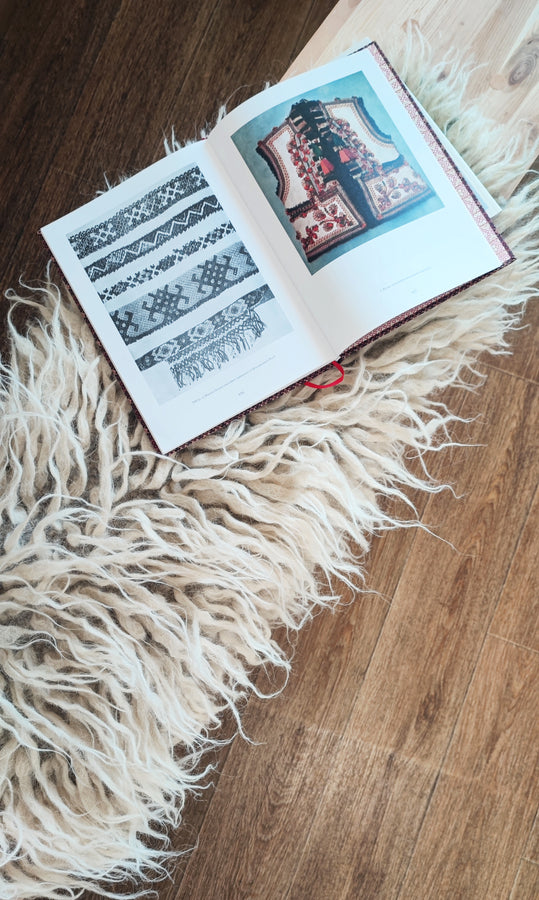 Vovnya rug light gray base, irregular shape